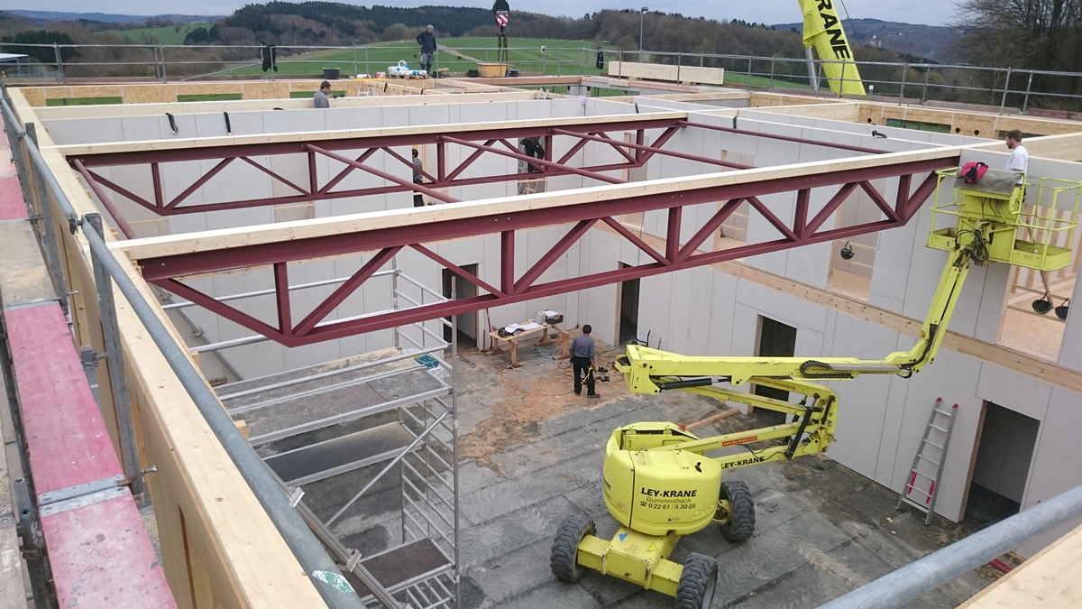 Neubau eines Ausbildungs und Schulungsgebäudes Aussenansicht Holzbau Kran