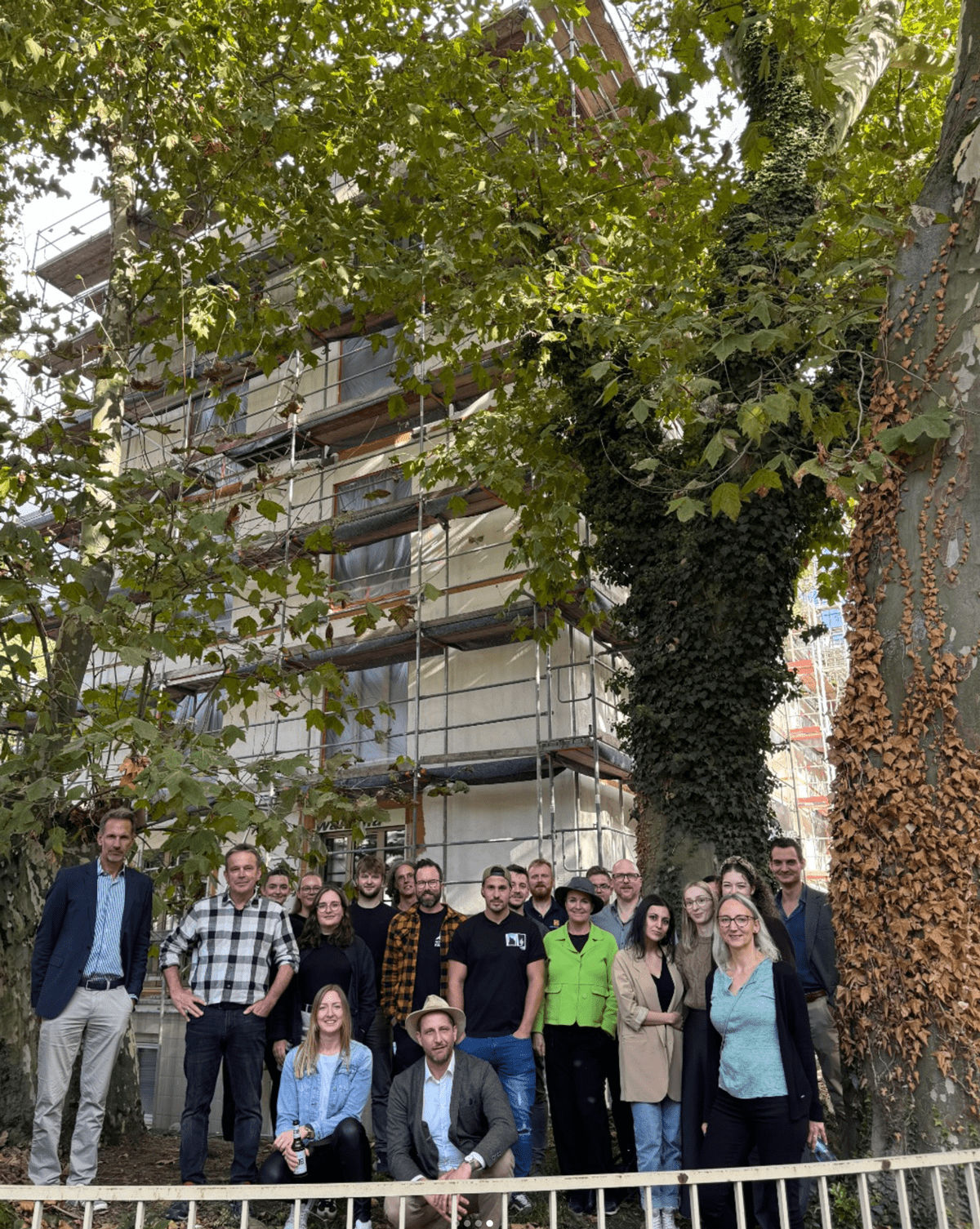 Nachhaltiger Holzbau Volkmar Krause Frankfurt Ansicht Team alle zusammen